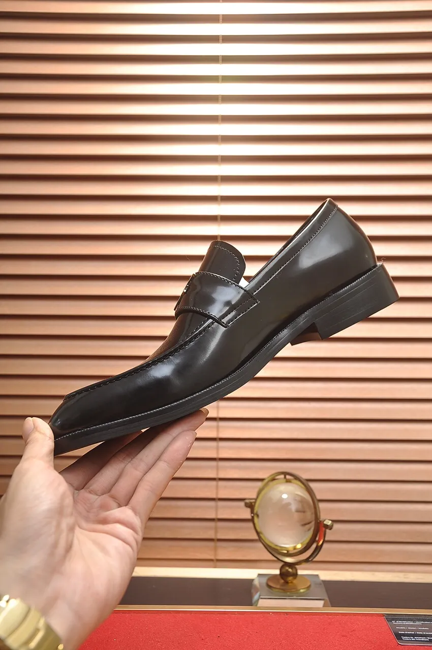 Men's men's shoes 💰460💶 [LV] (all high-end sheep lining) 🍀LV's latest genuine leather business suit shoes are launched simultaneously on the official website. The first-layer cowhide imported from Italy is made of heavy gold, 💥official website 1:1 rubber outsole. Versatile to wear, high-end without losing class, and the color combination is extraordinary. This four-season style is alluring when worn on your feet, showing off your big-name flair. Standard code 38-45 (45 customized)